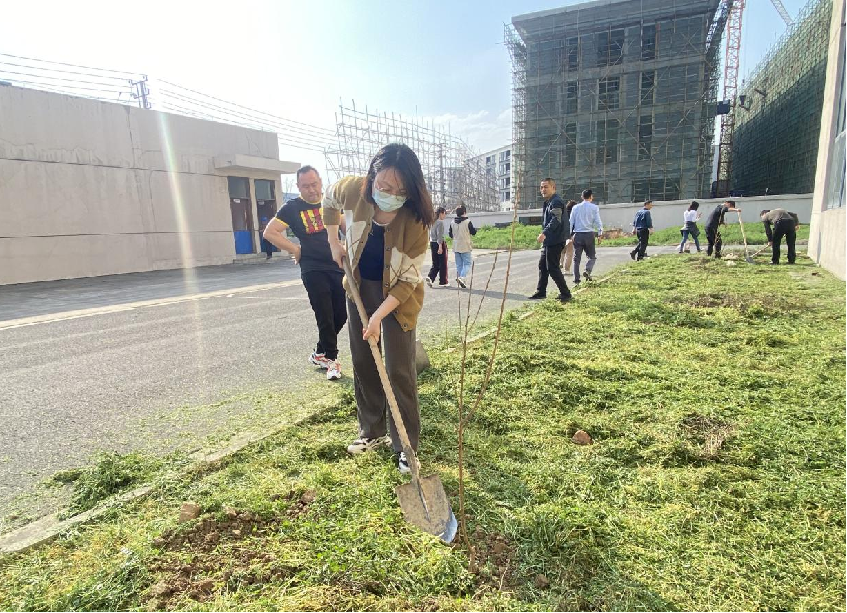 李新翔：想成为大家相信的球员；第一笔工资直接转给家里了